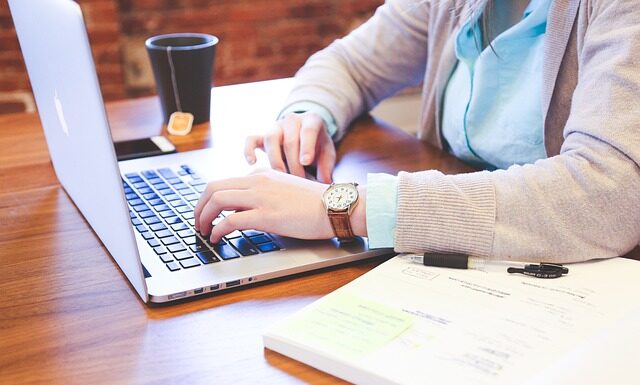 Jak prawidłowo siedzieć przy komputerze?