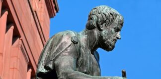 Który filozof był autorem doktryny dwóch światów? Który filozof był autorem doktryny dwóch światów?